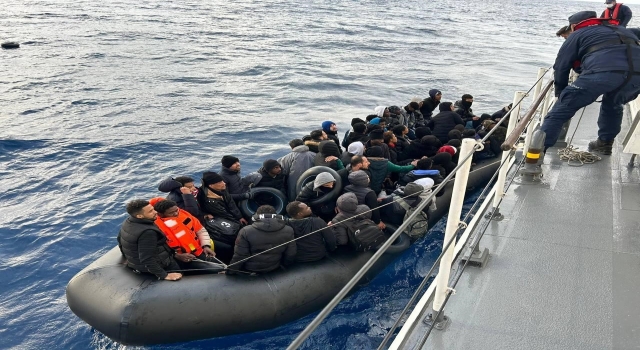 Ayvalık'ta 55 düzensiz göçmen kurtarıldı