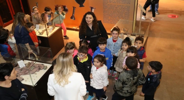 Burhaniye'de minik öğrencilerden müze ziyareti
