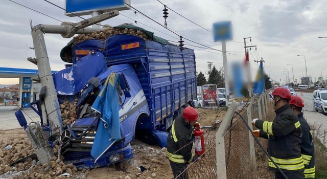 Pancar yüklü kamyon ile kamyonet çarpıştı: 2 yaralı
