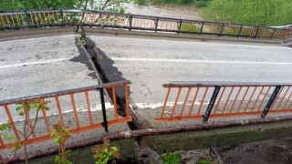 Sağanak yağışlar köprüye zarar verdi