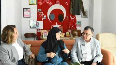 Altıeylül Belediye Başkanı Hakan Şehirli ve eşi Hüveyla Şehirli, Anneler