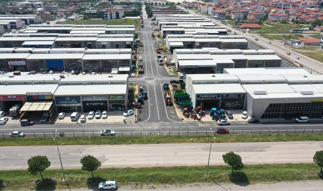 Balıkesir Büyükşehir Belediye Başkanı Ahmet Akın, önemli güzergâhlarda yapılan çalışmalarla