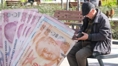 En düşük emekli aylıklarında enflasyon verilerinin ardından düzenlemeye gidiliyor. AKP
