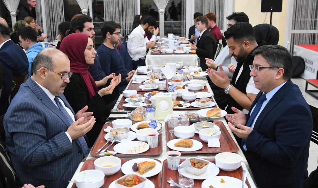 Balıkesir Üniversitesinde Ramazan ayı dolayısıyla düzenlenen iftar programında protokol üyeleri
