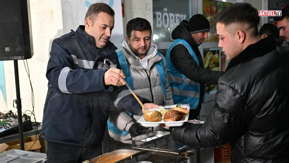 Balıkesir Büyükşehir Belediye Başkanı Ahmet Akın, sahurunu Balıkesir Meyve ve