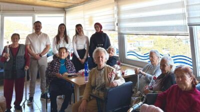 Balıkesir Üniversitesi Altınoluk MYO öğrencileri, huzurevi sakinlerini ziyaret ederek müzik