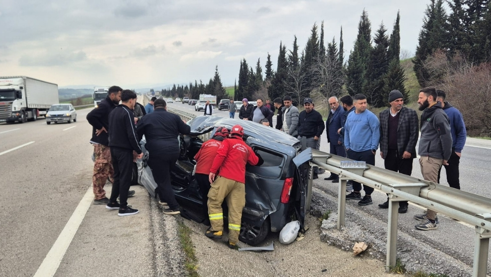 Bursa-Balıkesir kara yolu üzerinde kontrolden çıkan hafif ticari aracın kaza