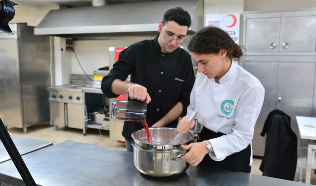 Balıkesir Üniversitesi Gastronomi öğrencileri, Ramazan ayında düzenlenen öğrenci iftarlarında ikram