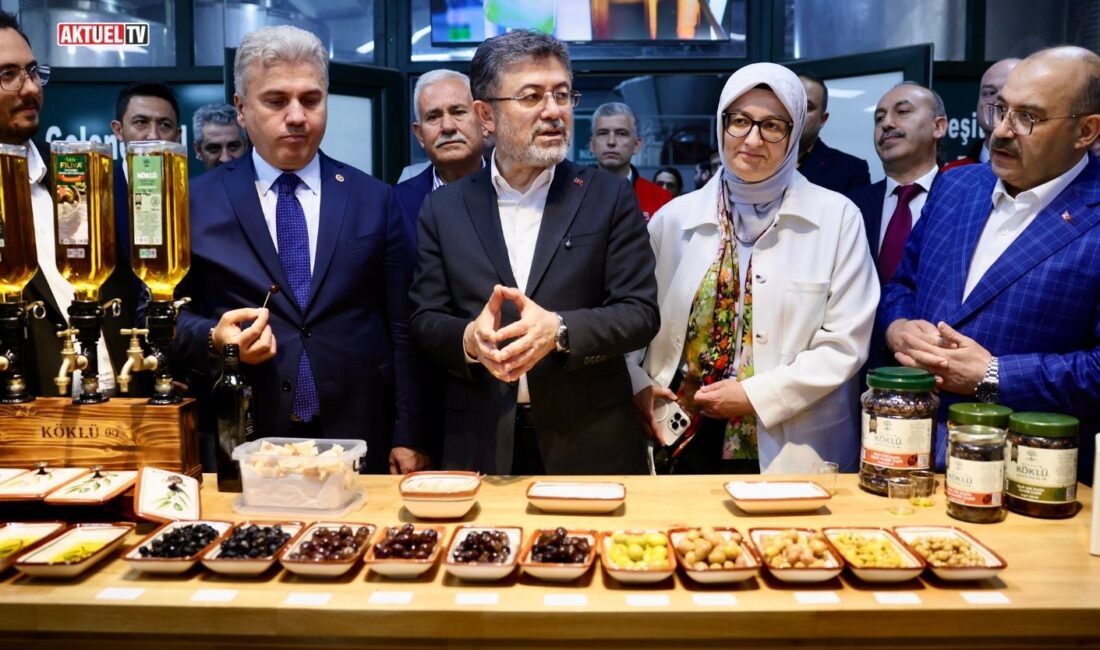Tarım ve Orman Bakanı İbrahim Yumaklı, Ayvalık’ta zeytinyağı fabrikasını ziyaret