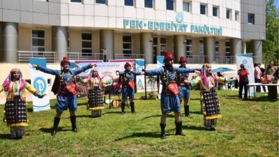 Balıkesir Üniversitesi’nde düzenlenen Hıdırellez Şenliği, akademisyenler, öğrenciler ve uluslararası konukların