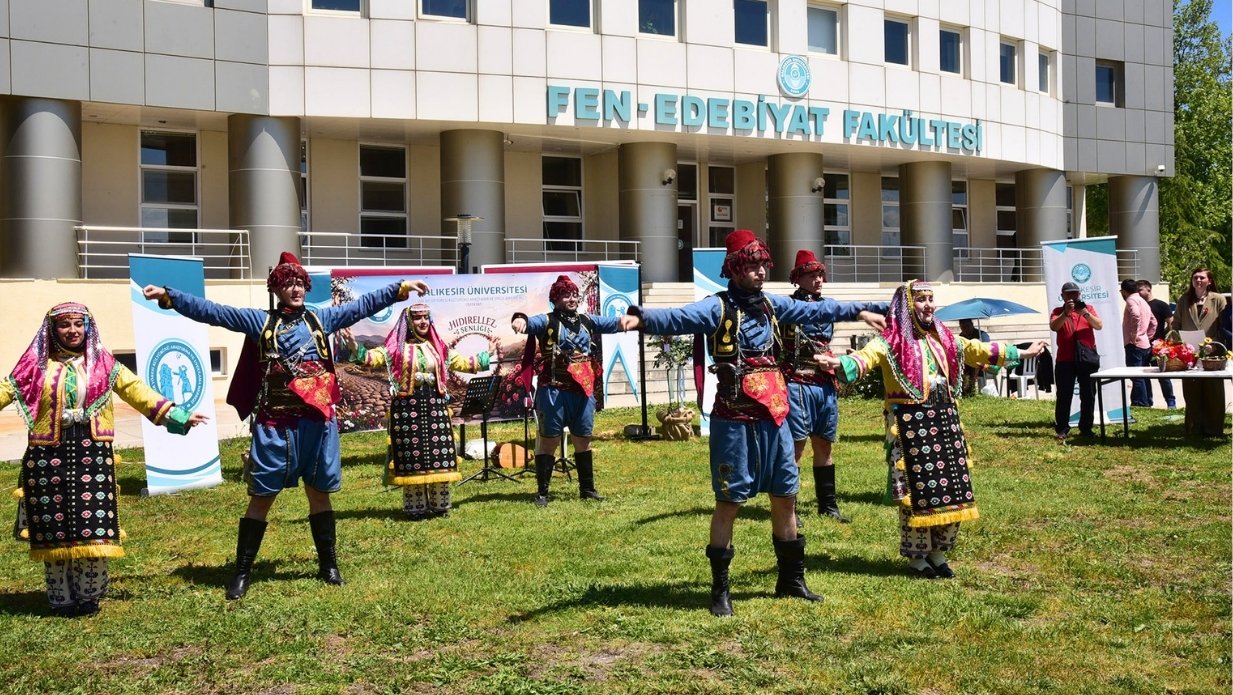 Balıkesir Üniversitesi’nde düzenlenen Hıdırellez Şenliği, akademisyenler, öğrenciler ve uluslararası konukların