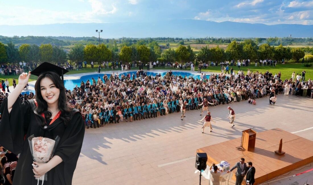 Balıkesir Üniversitesi Burhaniye Meslek Yüksekokulu’nda düzenlenen mezuniyet töreninde öğrenciler kep