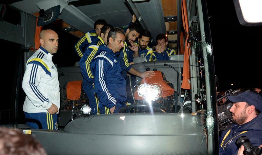 Fenerbahçe futbol takımını taşıyan otobüse 4 Nisan 2015'te Trabzon'da düzenlenen