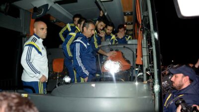 Fenerbahçe futbol takımını taşıyan otobüse 4 Nisan 2015'te Trabzon'da düzenlenen